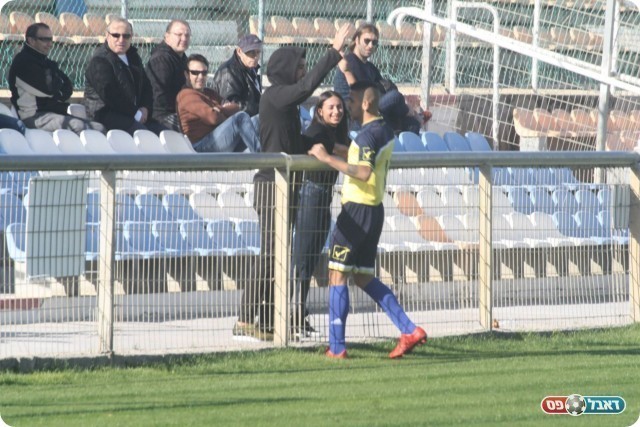 שלו סויסה חוגג לאחר הגולאסו (מיכה פישנזון)